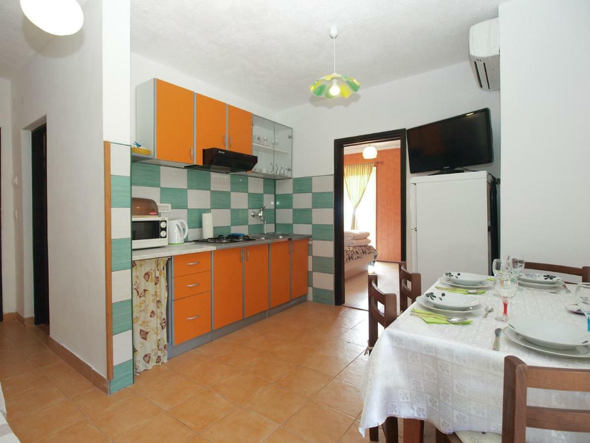 Apartments Davor 1676 Banjole Bagian luar foto